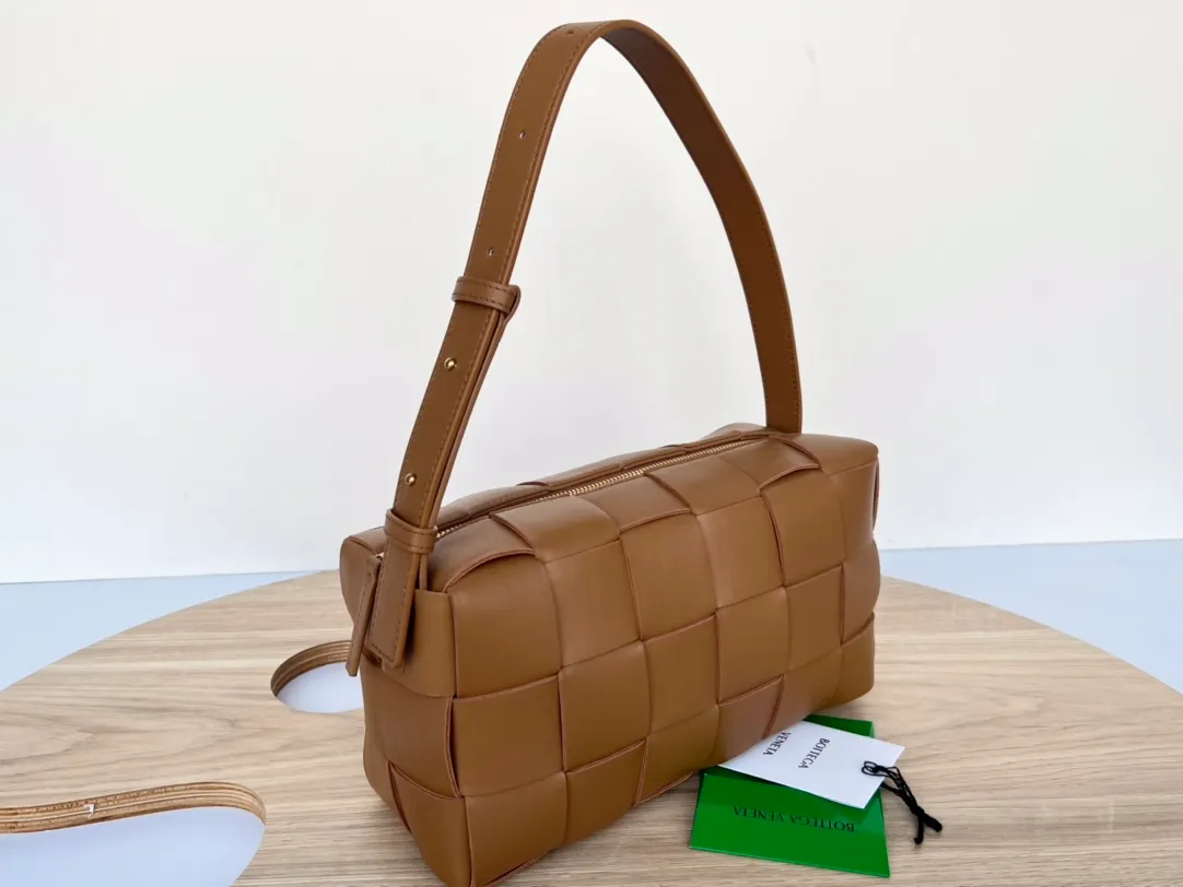 #B家 New model is coming! 709360 BRICK CASSETTE armpit bag, the traditional woven logo is instantly recognizable✅ Large grid weaving has always been fashionable, and the armpit bag is even more fashionable and foreign-style. Elegant big brick 🧱 Sheepskin material is light and comfortable, with a huge sense of capacity and space. Dark layer inside. Practical interior and fashionable appearance design. Durability and temperament coexist. Elegant big brick. Come and plant the same underarm bag from star Zhou Yutong! Dimensions: 28x14x10